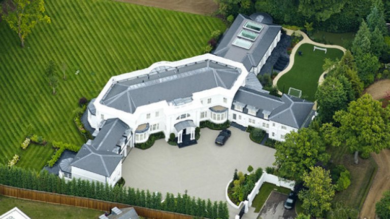 1. Джон Тери - Капитанът на Челси Джон Тери се раздели с палата си в Съри, след като не успя да устои на офертата от 16 млн. паунда, която му отправи султанът на Оман. Английският национал продаде имота на огромна печалба, но пръсна около 4 млн. за вътрешен басейн, езеро за риболов, джакузи и парна баня...