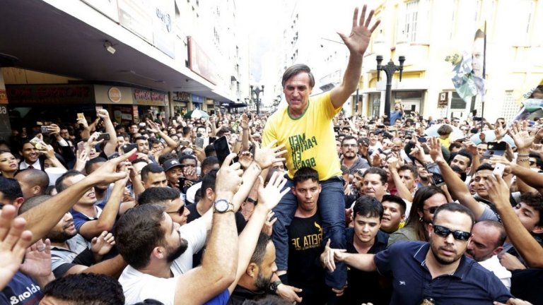 Крайният в своите изказвания политик е фаворит за спечелване на изборите в Бразилия.