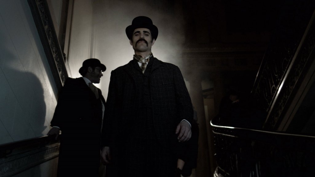American Ripper 
History дават първия си принос към добрата телевизия това лято. Тяхната версия на историята за известния сериен убиец – Х.Х. Холмс, е кървава, скъпа и добре измислена. В нея се преплита и историята на друг известен касапин г-н Джак И