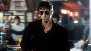 Cobra
Cobra е считан за може би един от най-лошите екшън филми на Сталоун от 80-те. Размазан е от критиците, въпреки че носи повече от добри печалби. Все пак по някаква причина с времето филмът придобива култов статус сред феновете. Дали заради мачо визията на Слай с авиаторски очила, лош поглед и клечка кибрит в устата, или заради абсурдните екшън сцени - не се знае. Със сигурност обаче Cobra си спечелва мястото във всяка една уважаваща себе си екшън колекция.