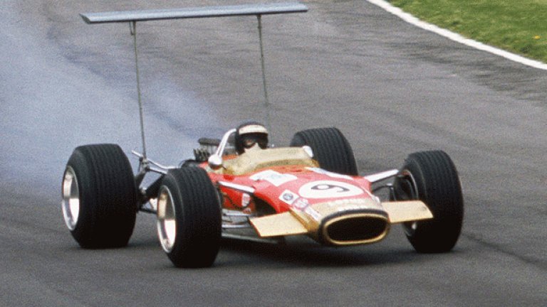 Lotus 49B от 1967 година
Колин Чапмън и Lotus са едни от най-важните фактори за бурното техническо развитие на Формула 1 през 60-те години. Точно Чапмън за първи път слага крила на 49В, за да го притисне по-добре към пистата и освен това, той е първият, който превръща V8 мотора на Cosworth в интегрална част от шасито на болида. Заради многото повреди 49В не стига до титлата през 1967, но през следващия сезон Греъм Хил става световен шампион с болида.