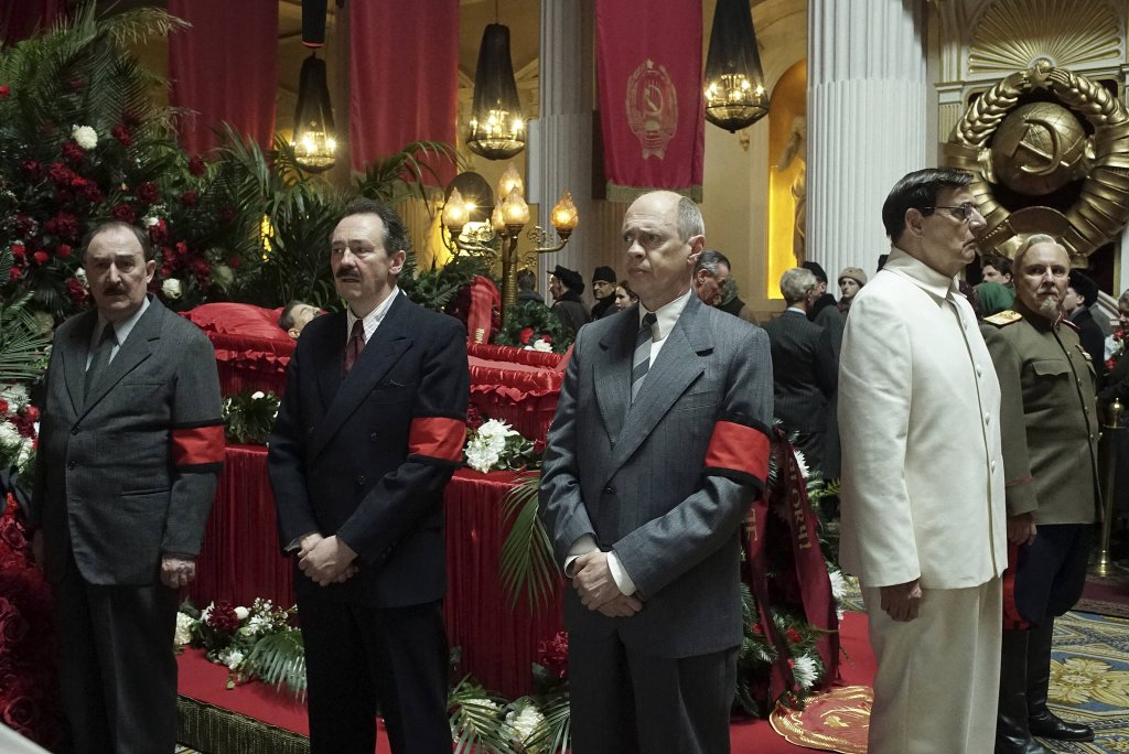 \"The Death of Stalin\" (Смъртта на Сталин)
Не се лъжете по заглавието и снимката - този филм е майсторска комедия. Армандо Янучи режисира историята, която разказва за периода непосредствено след смъртта на другаря Сталин през 1953 г. В неясната 
