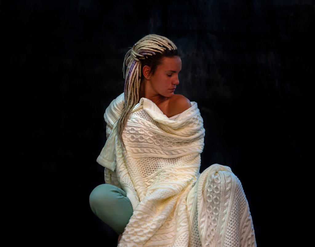 Едра плетка с мотивиРелефните мотиви са по-актуални от когато и да било. Пандемията ни накара да се върнем към комфортните и леко груби пуловери, сякаш оплетени от баба, и дизайнерите решиха да ги превърнат в моден хит. А ние сме повече от доволни от този тренд.