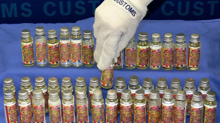 Това са шишенца с лубрикант. Не, всъщност това са стероиди, напъхани в шишенца с лубрикант