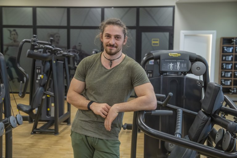 Кристиан Йонков в залата на Next Level Fitness, където той помага на хората да влязат във форма (без да се контузят междувременно).
