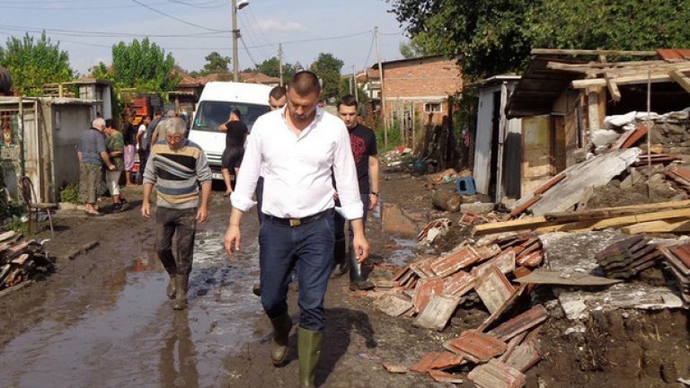 Предизборната кампания справяне с бедствие ли е или планирано усилие? Не става много ясно