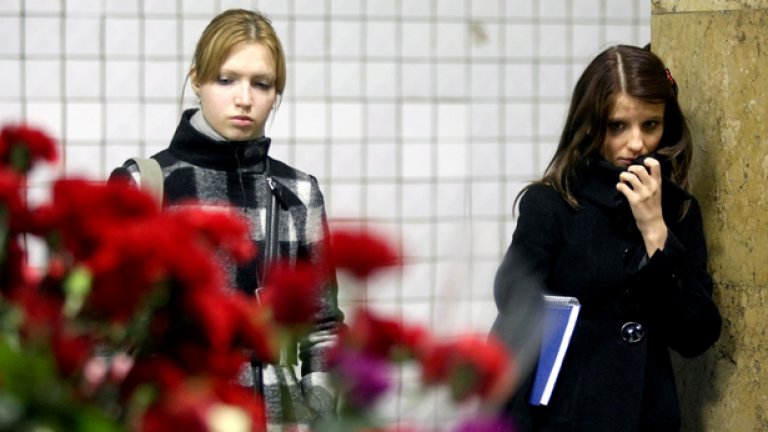 Московчани не спираха да прииждат в днешния ден на траур на станциите "Лубянка" и "Парк на културата", където се случиха самоубийствените атентати
