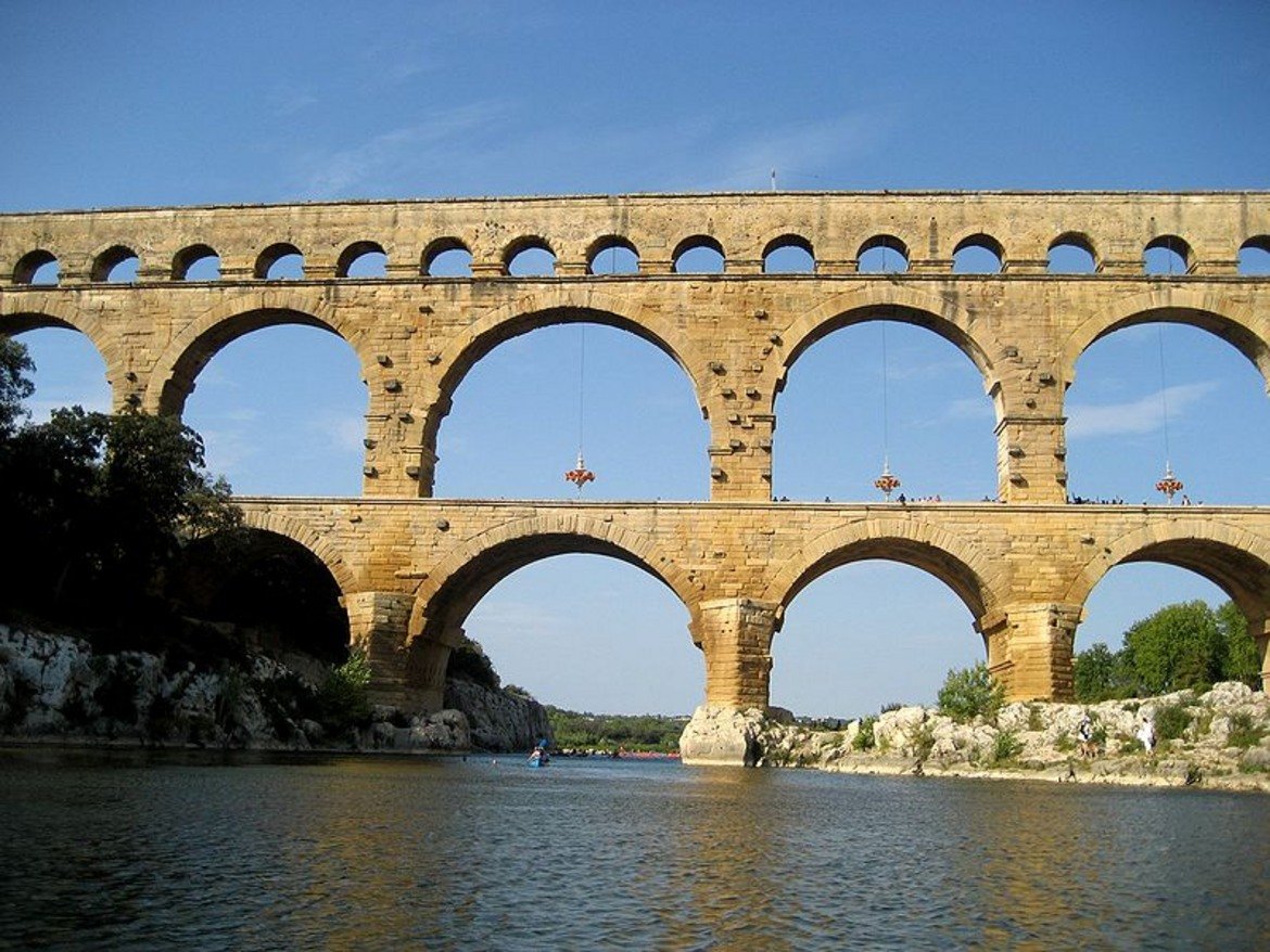  "Пон дю Гар" 

Или "Римският акведукт" на Ним във Франция, който едно време е снабдявал града с прясна вода от река Гар. Мостът е висок 49 метра и е една от най-добре запазените конструкции от този вид. 

След западането на Римската империя съоръжението спира да функционира като акведукт, но се оказва особено полезно в ролята си на свързващ мост. През 1743-а е изграден допълнителен мост, за да облекчи трафика и съхрани колкото се може старинния такъв.