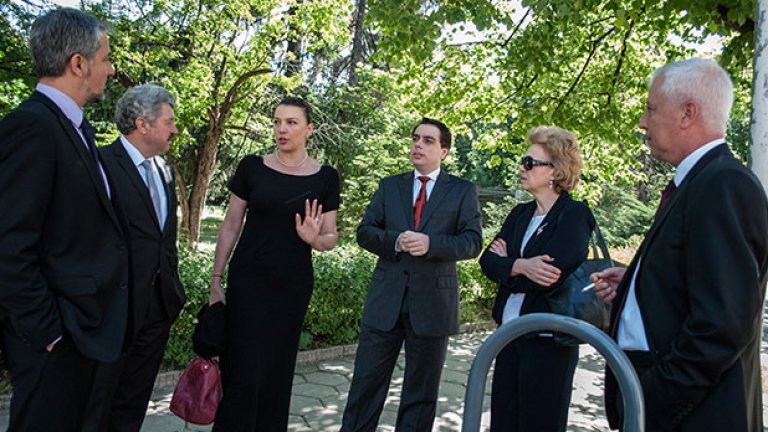 Радостни, зажаднели, депутати...