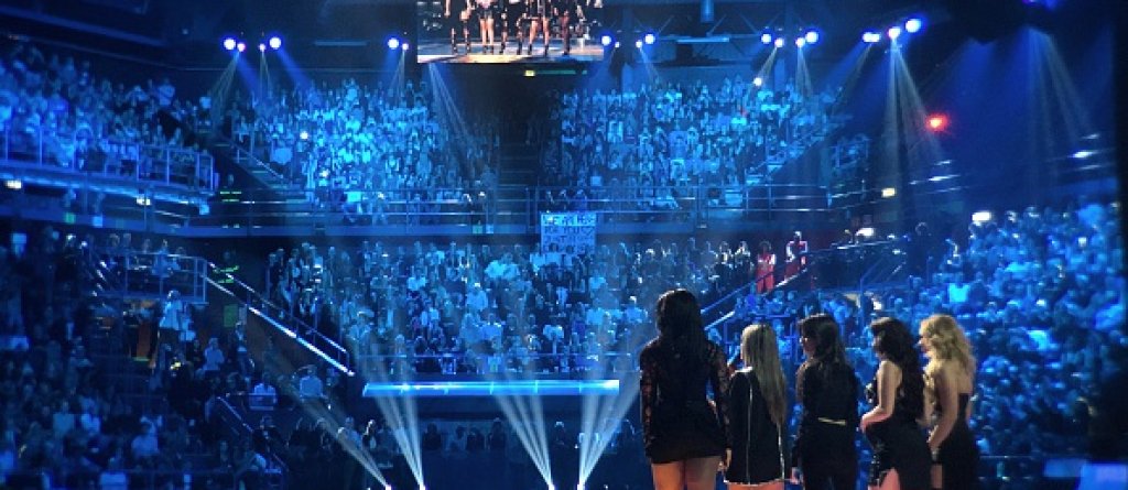 Fifth Harmony  на сцената на MTV EMA 2015 обявяват категорията Best Look