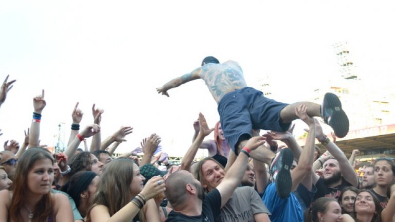 Над 10 000 души в Бургас скачаха, пяха и скандираха имената на любимите си банди.
