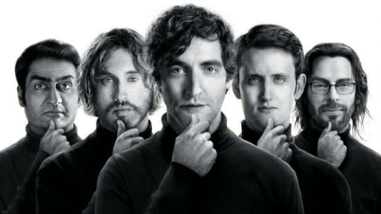 Silicon Valley (HBO)
От самото начало идеята за комедия с петима прохождащи програмисти в Силициевата долина изглеждаше обещаваща и хубавото е, че сериалът тръгна по възходяща линия през втория си сезон. Главният герой Ричард е срамежлив програмист, живеещ под един покрив с приятелите си Голямата глава, Джаред, надутия Гилфойл и саркастичния Динеш. 
Обещаващият им проект за нов алгоритъм за търсене в интернет ги вкарва в разнообразните интриги, предателства и клопки, които дебнат младите предприемачи в Силициевата долина. Георите на сериала се лашкат между арогантно поведение и пълно отстъпление, периодично ръсейки непохватни реплики като „Не искам да живея в свят, в който някой прави света по-добро място по-добре от нас”.