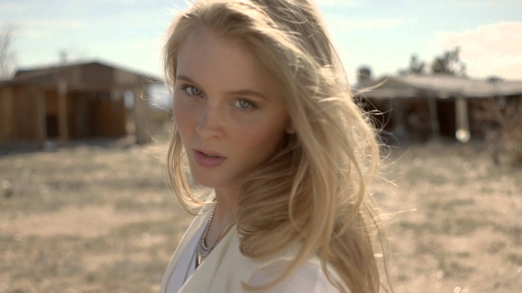 Zara Larsson 
Младата шведка е само на 18 години, но като повечето скандинавци вече е показала явно каква музика иска да прави. Дебютният й албум излиза през 2014-а и носи успех в родната й Швеция. Парчето, с което обаче Зара изгрява на европейската 
