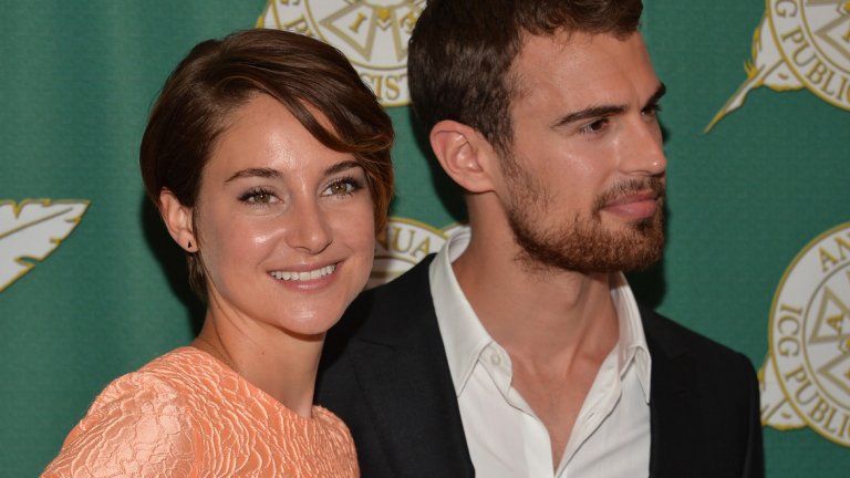 Шейлийн Уудли и Тео Джеймс 
Тук ситуацията малко напомня на звездите от "Здрач". Уудли и Джеймс се срещат на снимките на "Дивергенти" и веднага тръгват слухове, че екранната връзка се е пренесла и в реалния живот. 
Те са подкрепени от папарашки кадри, на които двамата актьори вечерят и се държат за ръце по улицата. До официално потвърждение на отношенията им така и не се стига, но всичко това е в интерес на франчайза и неговата реклама.