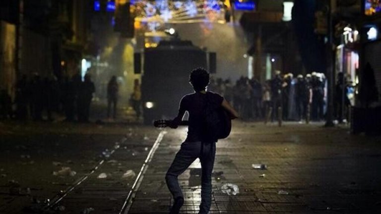 Истанбул осъмна с барикади
