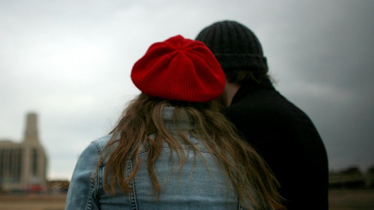 Такава снимка, качена в профила ви във Facebook, може да послужи като доказателство при развод - дори да е било невинна приятелска прегръдка