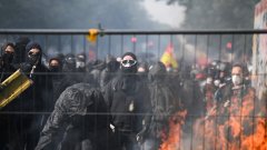 Група анархисти е започнала погром из френската столица