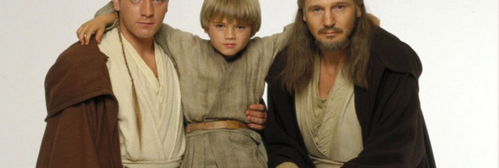 3. "Междузвездни войни: Епизод I - Невидима заплаха"
През 1999-а това беше най-очакваният филм в историята. Днес е глобална шега и хумористична препратка в пародийни видеа. Толкова много лошо кино има тук.
"Невидима заплаха" е нелепо упражнение дори и като за филм от сагата "Междузвездни войни".
Дуелът на Дарт Маул с Куай Гон-Джин на финала и епичната музика на великана Джон Уилямс не са достатъчни, за изпарят цялостното усещане за монументално провален филм. Диалогът е болезнено дървен дори по златните в това отношение стандарти на Лукас, а "играта" на Джейк Лойд в ролята на малкия Анакин Скайуокър е депресираща.