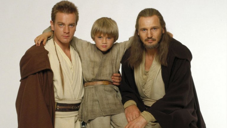 3. "Междузвездни войни: Епизод I - Невидима заплаха"
През 1999-а това беше най-очакваният филм в историята. Днес е глобална шега и хумористична препратка в пародийни видеа. Толкова много лошо кино има тук.
"Невидима заплаха" е нелепо упражнение дори и като за филм от сагата "Междузвездни войни".
Дуелът на Дарт Маул с Куай Гон-Джин на финала и епичната музика на великана Джон Уилямс не са достатъчни, за изпарят цялостното усещане за монументално провален филм. Диалогът е болезнено дървен дори по златните в това отношение стандарти на Лукас, а "играта" на Джейк Лойд в ролята на малкия Анакин Скайуокър е депресираща.