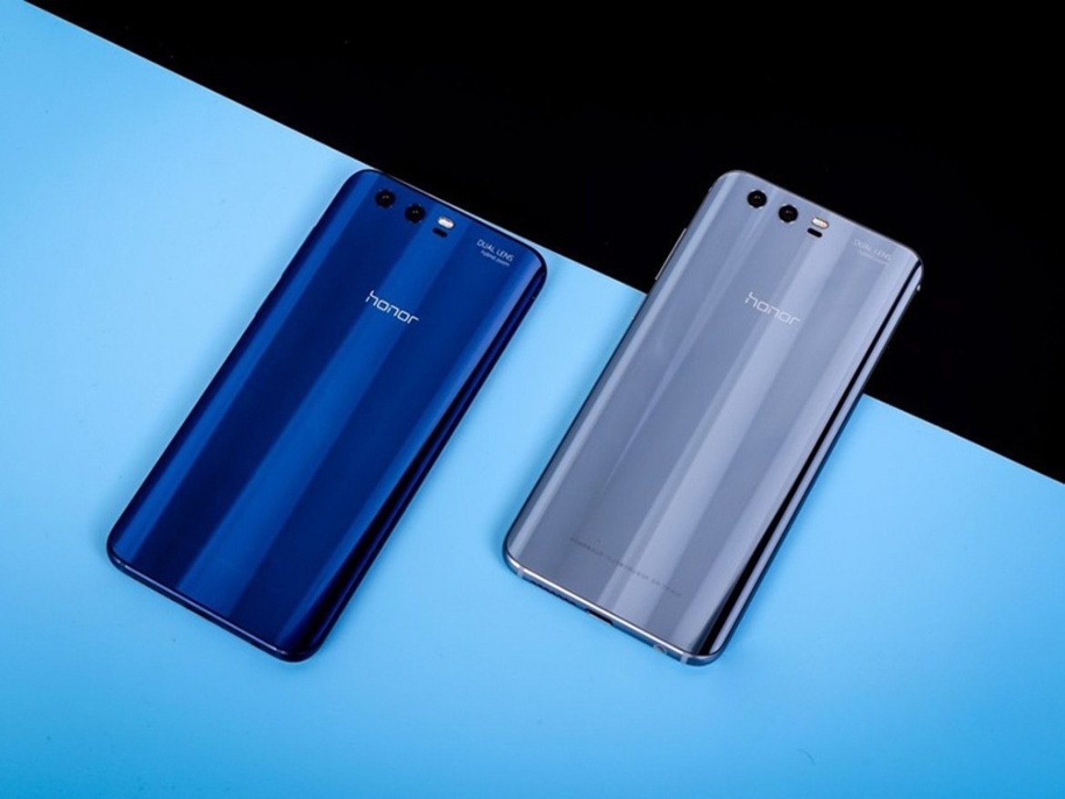 15. Huawei Honor 9

Този телефон е сред малкото устройства, които предоставят отлични функции и спецификации като за флагман, но струват много по-евтино от лидерите на пазара. Honor 9 има 5,1-инчов Full HD екран с ярки и отчетливи цветове, същия процесор, който можете да намерите в Huawei P10, идва с 4 или 6 GB RAM и с Android Nougat. Системата на камерата е подобна на P10, с двоен 20 + 12 мегапикселов сензор, който заснема едновременно две снимки и ги комбинира в една. Ако търсите задоволително качество, фантастичен дизайн и ниска  цена - Honor 9 вероятно е вашият телефон. 