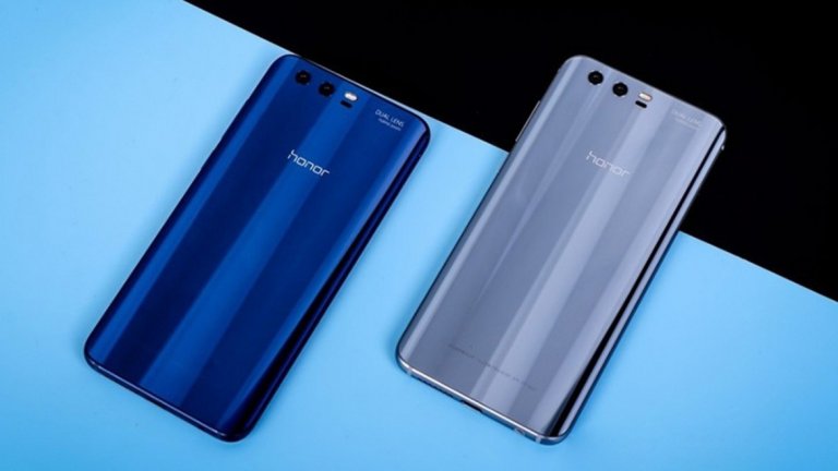 15. Huawei Honor 9
Този телефон е сред малкото устройства, които предоставят отлични функции и спецификации като за флагман, но струват много по-евтино от лидерите на пазара. Honor 9 има 5,1-инчов Full HD екран с ярки и отчетливи цветове, същия процесор, който можете да намерите в Huawei P10, идва с 4 или 6 GB RAM и с Android Nougat. Системата на камерата е подобна на P10, с двоен 20 + 12 мегапикселов сензор, който заснема едновременно две снимки и ги комбинира в една. Ако търсите задоволително качество, фантастичен дизайн и ниска  цена - Honor 9 вероятно е вашият телефон.