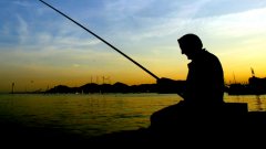 Страните от ЕС ограничават мисиите за издирване и спасяване в Средиземно морe, оставяйки тази задача на рибари като Камел бен Рамдан
