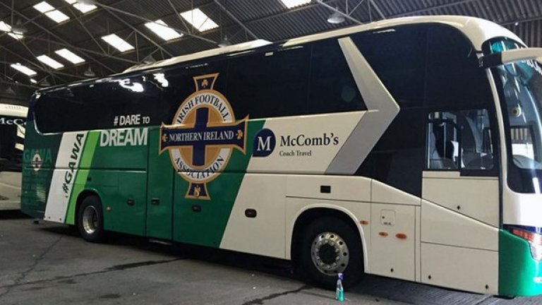 Автобусът на Северна Ирландия вече е готов - тимът отива във Франция като дебютант на европейско, но "Смее да мечтае", както пише на слогана на рейса му.