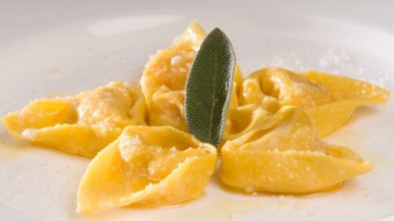 Равиоли с тиква - Тиквата много се тачи в Италия, но не за сладкиши, а за ястия. Тя се използва като плънка на равиоли. Иначе равиолите може да се пълнят с кайма, с извара и спанак, с шунка и гъби. Равиолите с лек сос са подходящи за зимата.
