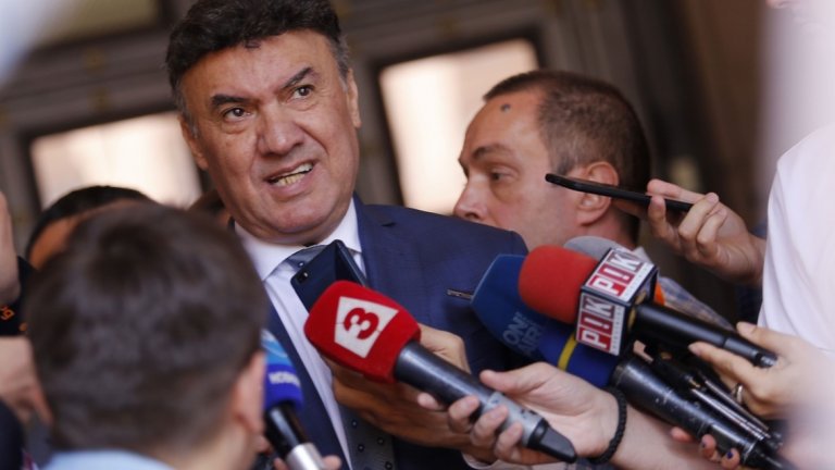 Истината е, че държавата за пореден път потвърди, че е абдикирала от най-популярния спорт. И въобще не го приема за спорт, а за инструмент за влияние. И всичко друго е прах в очите и приказки за наивници.