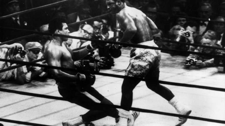 През 1971 г. в "Медисън Скуеър Гардън" се състои Боят на века - непобеденият бивш шампион Али срещу непобедения настоящ шампион Джо Фрейзър. Мохамед допуска първо поражение в 32 мача.