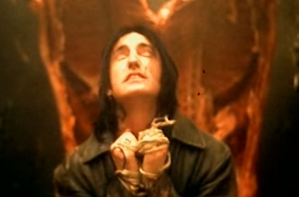Nine Inch Nails - Closer

Клишетата често са се доказали. Като това парче на Трент Резнър, което носи много животинско-божествено послание. 