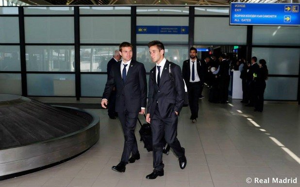 Играчите на Реал демонстрираха строга клубна мода при пристигането си в София