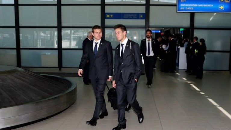 Играчите на Реал демонстрираха строга клубна мода при пристигането си в София