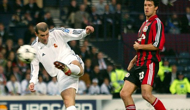 2002 г.Голът на Зидан, който ще бъде помнен винаги - вероятно най-красивият в историята на финалите на турнира. Френският маестро донесе купата на Реал с удара си от въздуха срещу Леверкузен, а в събота ще опита да стане едва седмият в историята на футбола, печелил трофея и като играч, и като треньор.