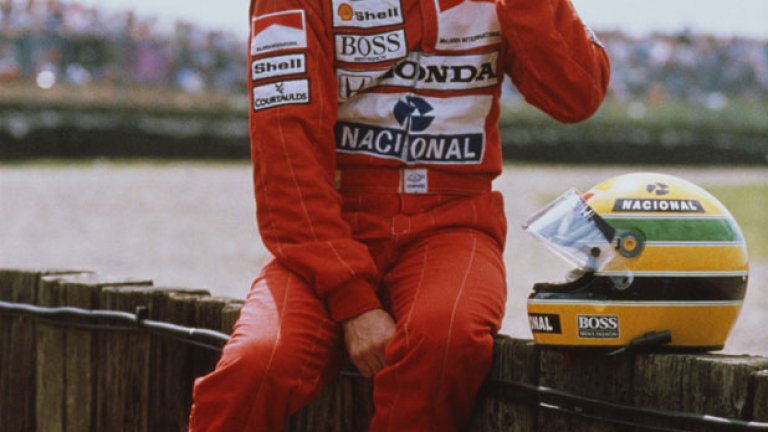 Именно него уловиха организаторите от пистата "Имола", когато поставиха паметник на Сена срещу завоя "Тамбурело". Там бразилецът не е с вдигнати ръце за победа, а замислен, седнал на бетонната ограда край пистата, гледащ поредното състезание. Тук Айртон следи надпреварата на Донингтън, от която е отпаднал.