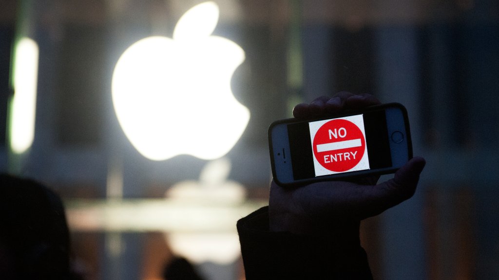Supporters Rally At Apple Stores Against Government Interference Into iPhones