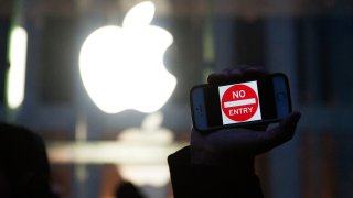 Supporters Rally At Apple Stores Against Government Interference Into iPhones