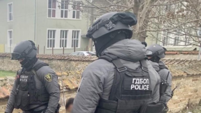 По първоначална информация в престъпната схема е участвал и бившият директор на "Миграция" в МВР