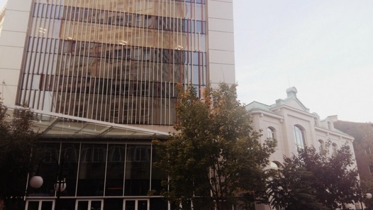 В теснотията между "Сан Стефано", "Кракра" и "Шейново" избуя поредният безсмислен мол, който се хвали с бутафорната си имитация на някогашната фабрика на братя Прошек