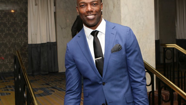 Теръл Оуенс си плати, защото не познава закона
Оуенс е друга бивша звезда на американския футбол, която си плати прескъпо, че не познава законите. Оуенс реши да вложи 2 млн. долара в игрален комплекс с бинго зала в Аризона. Като изключим политиката на НФЛ срещу това играчите и да се свързват с хазарт под каквато и да е форма, идеята на играча бе глупава по една много по-прозаична причина – устройствата в комплекса са забранени на територията на щат Аризона. Проектът естествено се провали, а с него и опитът на Оуенс да започне нова кариера извън спорта.