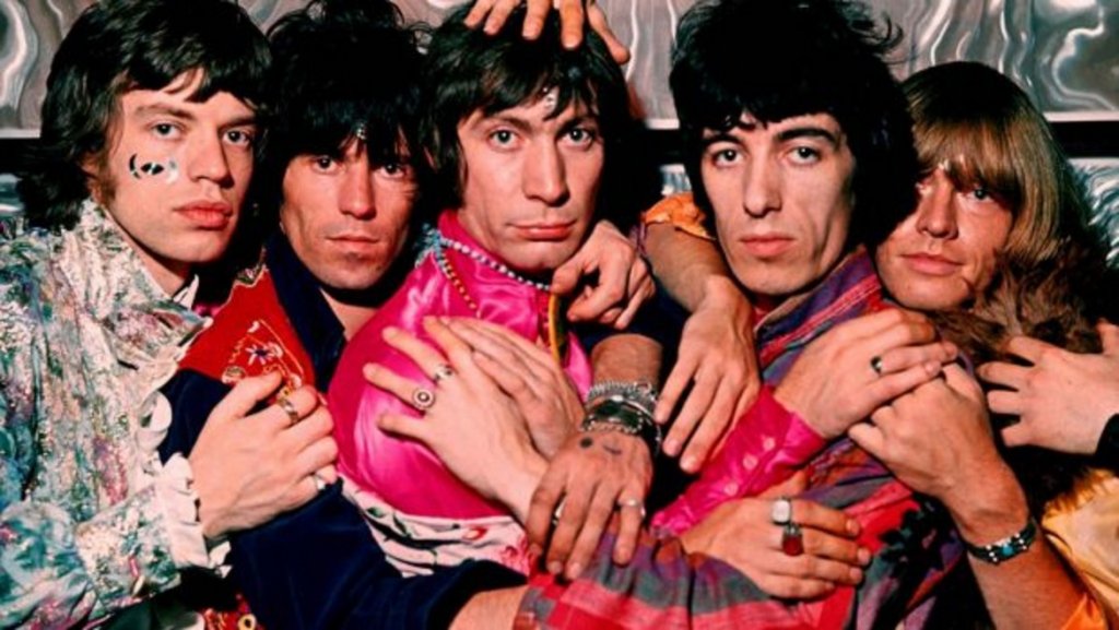 Rolling Stones - Beggars Banquet (1968)

Предходната година рок величията са понесли доста критики за шестия си албум във Великобритания Their Satanic Majesties Request. Stones не успяват да сътворят запомнящи се песни за него и получават обвинения, че просто копират Beatles и излезлия месеци по-рано Sgt. Pepper’s Lonely Hearts Club Band.

"Разполагахме с твърде много време, прекалихме с наркотиците, нямахме продуцент, който да ни каже "Стига толкова", е обяснението на фронтмена Мик Джагър за изданието, от което и самата банда е недоволна. Но какво завръщане следва само! Beggars Banquet връща Stones към техните рок корени и представлява шеметен комерсиален успех, радващ се и на страхотни отзиви от критиката. Албумът поставя началото на невероятно плодотворен 5-годишен период за Stones и още първата песен в него е вечната Sympathy for the Devil.