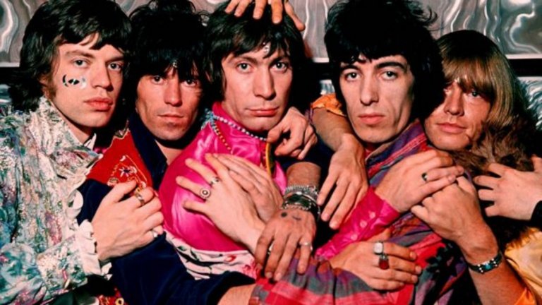 Rolling Stones - Beggars Banquet (1968)

Предходната година рок величията са понесли доста критики за шестия си албум във Великобритания Their Satanic Majesties Request. Stones не успяват да сътворят запомнящи се песни за него и получават обвинения, че просто копират Beatles и излезлия месеци по-рано Sgt. Pepper’s Lonely Hearts Club Band.

"Разполагахме с твърде много време, прекалихме с наркотиците, нямахме продуцент, който да ни каже "Стига толкова", е обяснението на фронтмена Мик Джагър за изданието, от което и самата банда е недоволна. Но какво завръщане следва само! Beggars Banquet връща Stones към техните рок корени и представлява шеметен комерсиален успех, радващ се и на страхотни отзиви от критиката. Албумът поставя началото на невероятно плодотворен 5-годишен период за Stones и още първата песен в него е вечната Sympathy for the Devil.