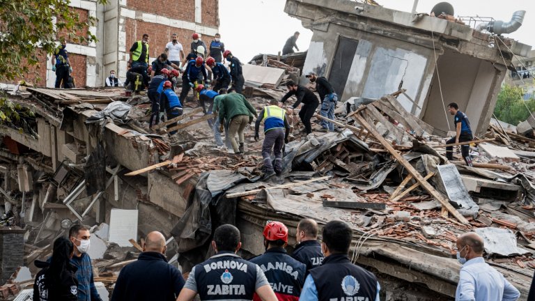 Някои сгради все още са застрашени от срутване заради нанесените им щети.