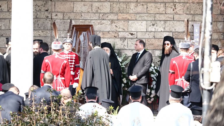 Погребаха патриарх Неофит
