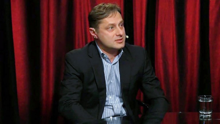 Мъжът е бил застрелян със стрела от арбалет, докато е бил в сауната на имението си