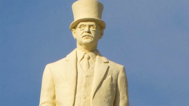 През април български медии съобщиха, че пред македонското Министерство на външните работи се е появил паметник на Симеон Радев. После от Скопие официално обясниха, че статуята е на Теодор Рузвелт.