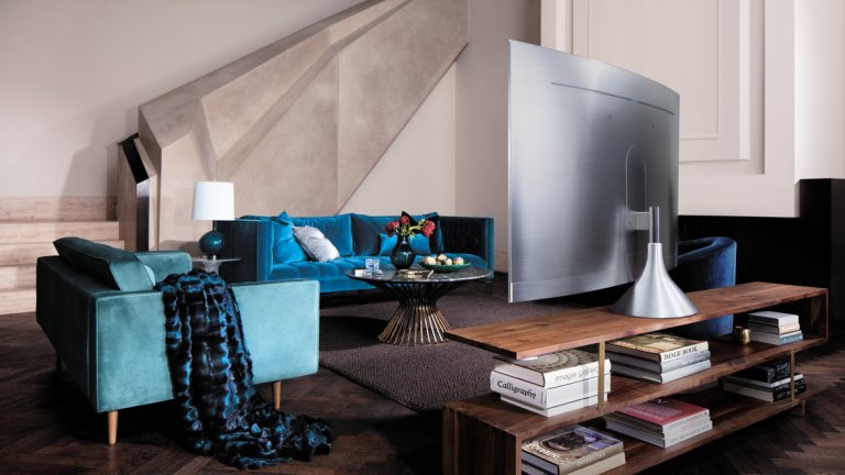 40-годишната жена е паднала от моста преди тунела, който е с височина 100 метра.