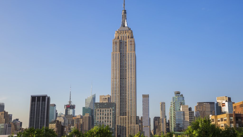 Историята на една от най-емблематичните сгради на XX век – символ на инженерния гений, амбицията на Америка и силуета на Ню Йорк