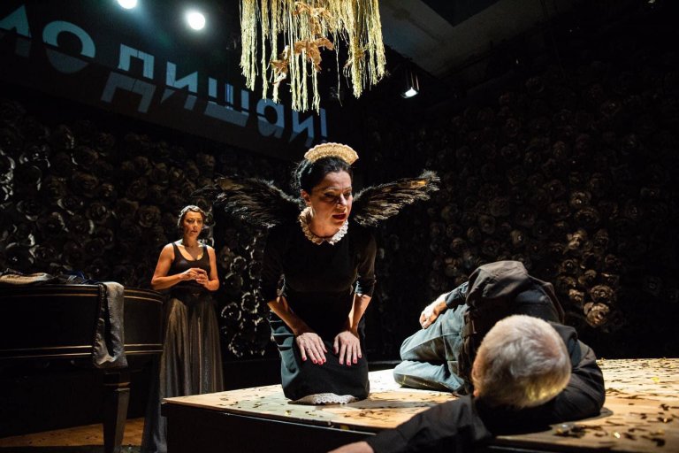 Сцена от пиесата "Слава", с която Мурджев спечели награда "Икар" за режисура тази година.