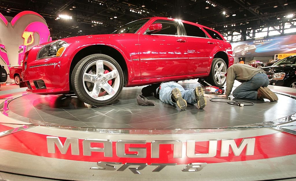 Dodge MagnumDodge Magnum излиза в приятен вариант на седан, но после се появява… това. Отпред изглежда като стилен и изискан автомобил и след това идва комби багажник, който леко изненадва и изглежда като прибавен от друга кола. От модела са произведени само малко над 73 000 бройки, което е достатъчно показателно за вида и успеха му.